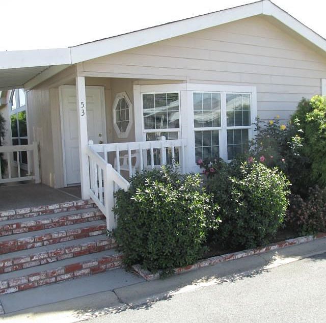 Front of home. Nice details to the windows