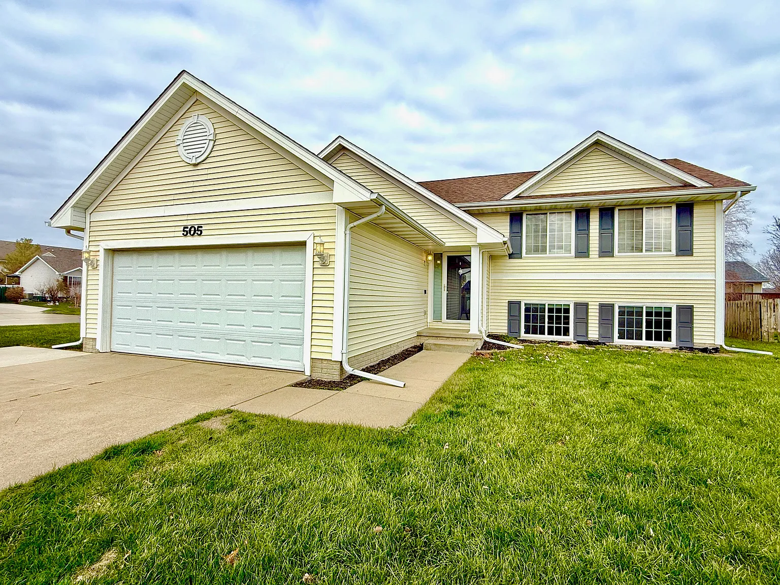 505 SE Pleasant View Dr — Photo 1