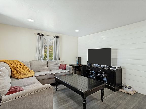 4th image of 607 W Wasatch St S