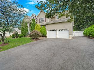 16 Isabella Dr, Lakewood, NJ 08701