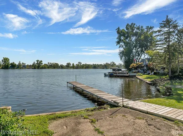 9329 Bonnie Briar St, White Lake, MI 48386