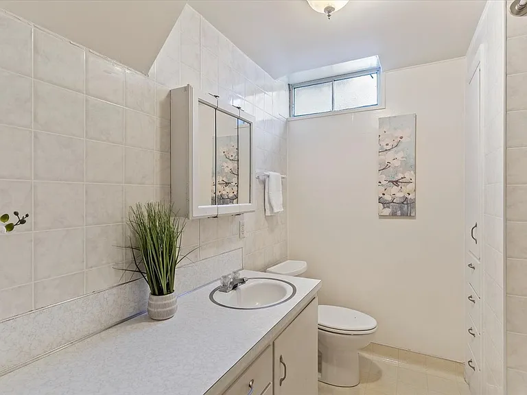 1393 Davis Ave — Photo 11