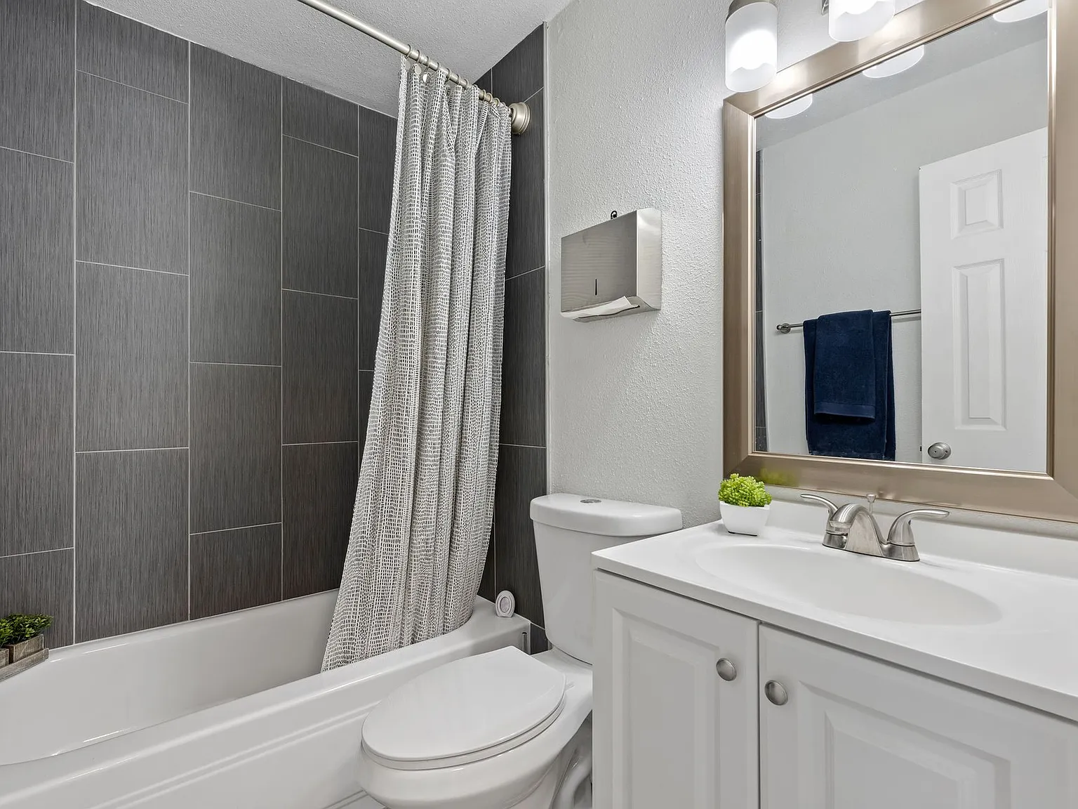 Phoenix Apartments — Photo 2