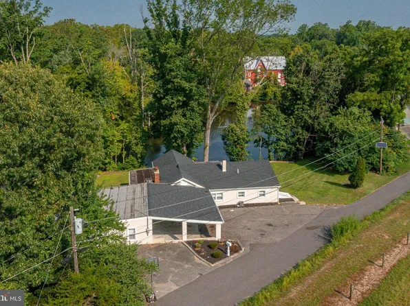 8 Lakeside Dr, Medford, NJ 08055