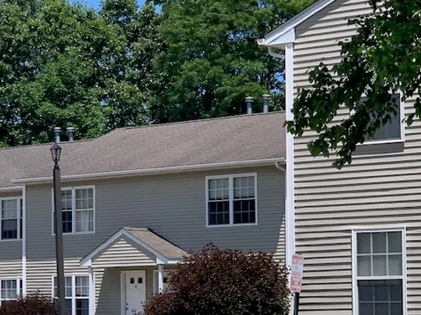 60 Woods Dr #60, Norwich, CT 06360