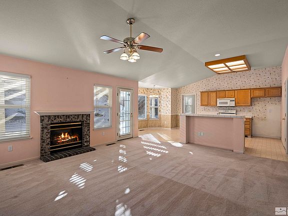 3rd image of 895 Vivian Dr