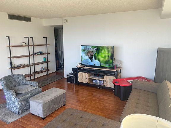 4th image of 700 Richards St APT 1009