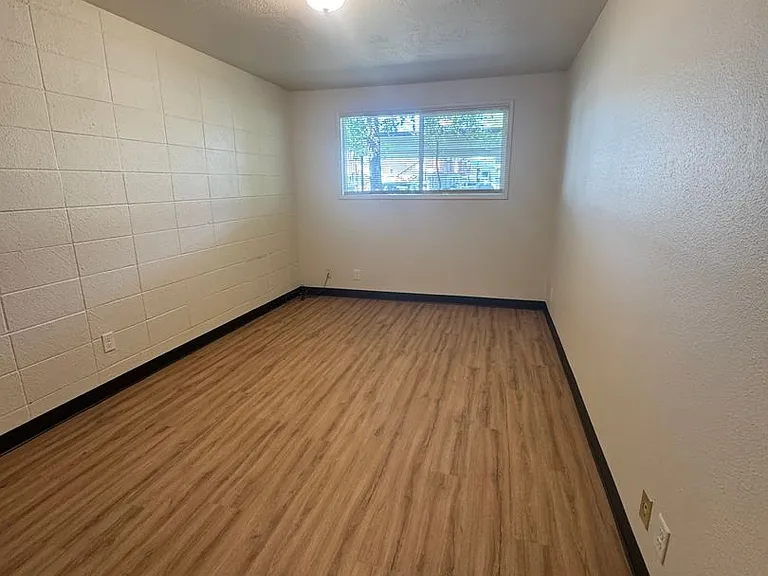 1630 Ferry St — Photo 9