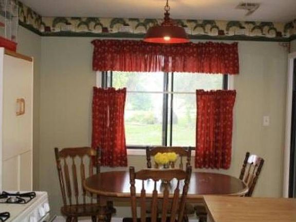 3rd image of 944 Surrey Dr APT 1A