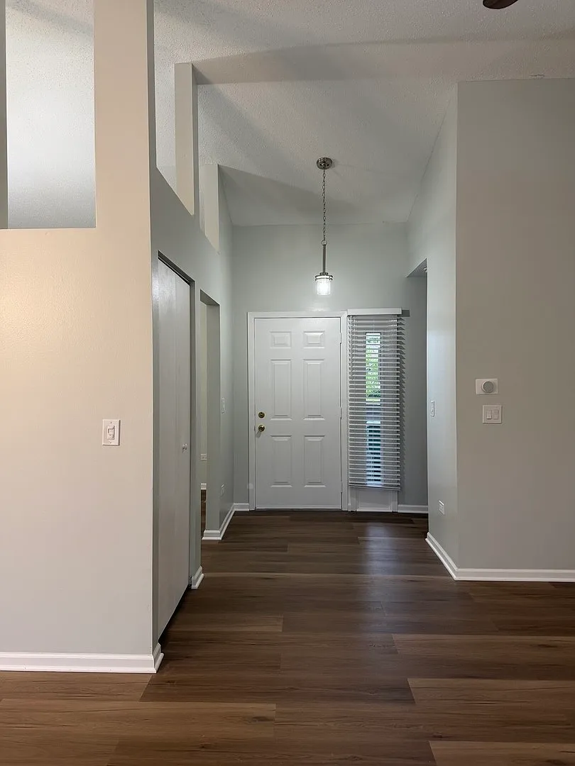 2 bed, 1082 sqft, $2,690 — Photo 4