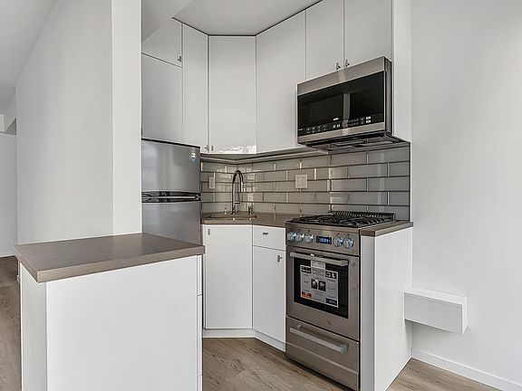 4th image of 140 E 56th St APT 11D