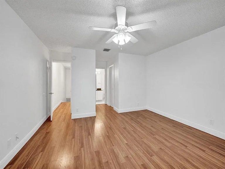 9845 Riverside Dr #8-28 — Photo 23