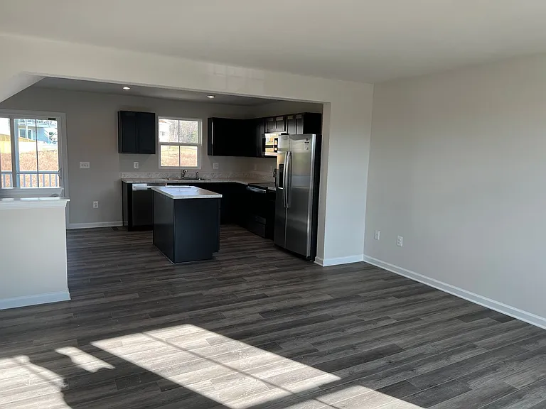 100 Spring Pl — Photo 2