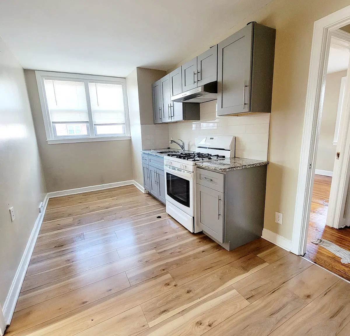 2 bed, 500 sqft, $1,300 — Photo 3