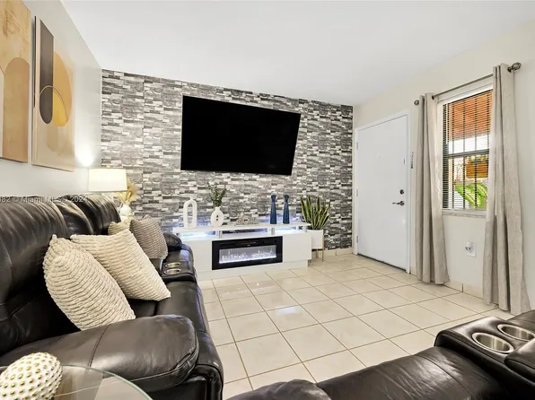 201 W Park Dr APT 104-2, Miami, FL 33172