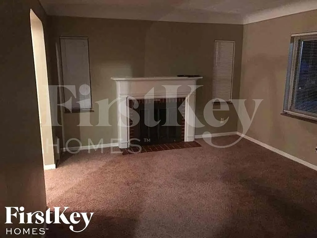 4 bed, 2.0 bath, 1332 sqft, $1,960 — Photo 2