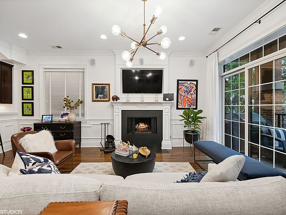 4th image of 2715 N Kenmore Ave #2