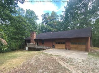 28 Carol Dr, Hurricane, WV 25526