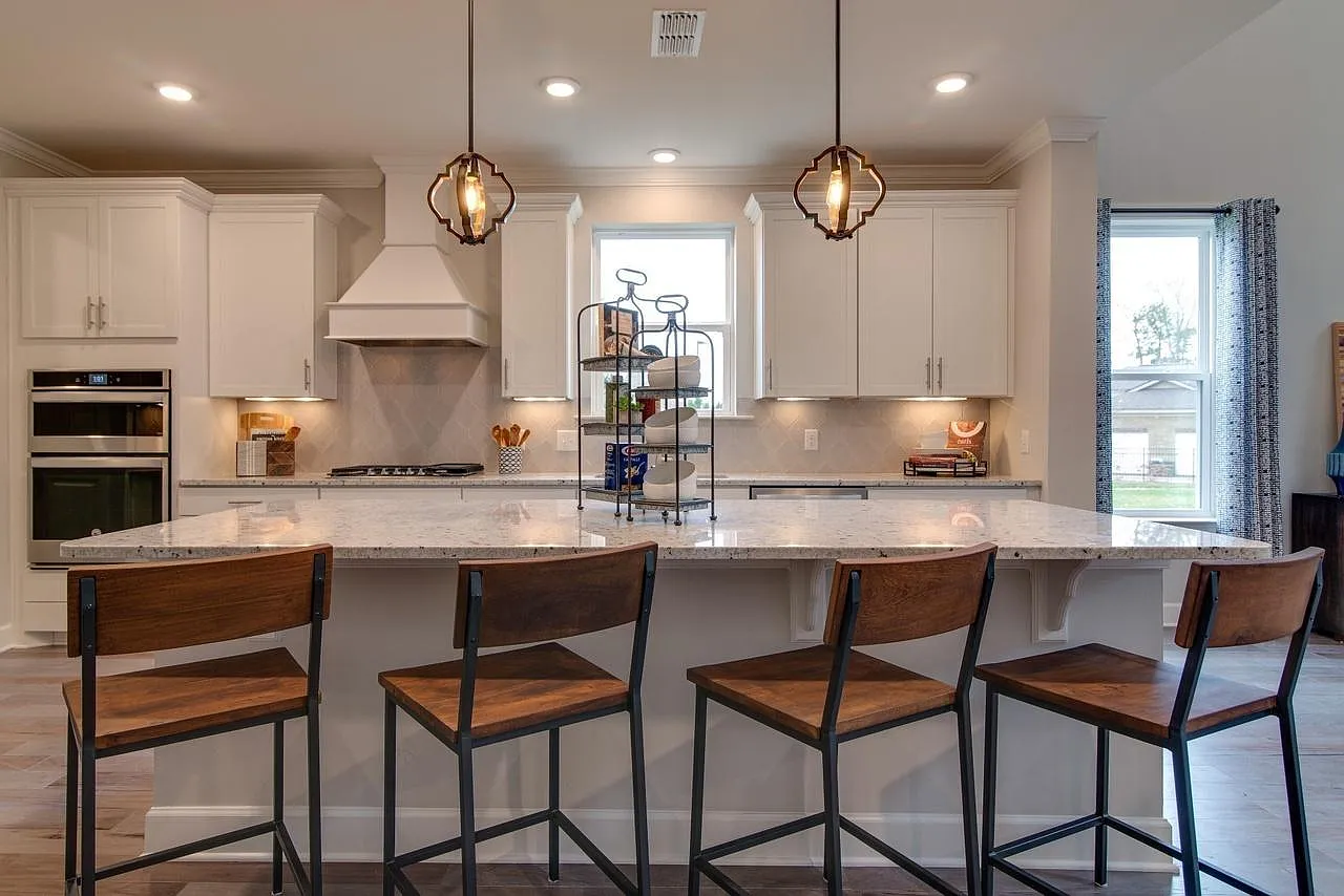 5 bed, 3.5 bath, 3307 sqft, $4,600 — Photo 2
