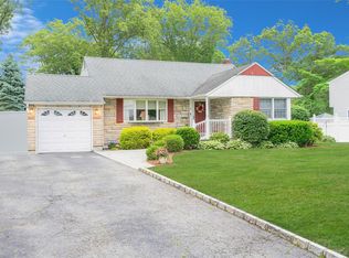 15 Peony Ln, Commack, NY 11725
