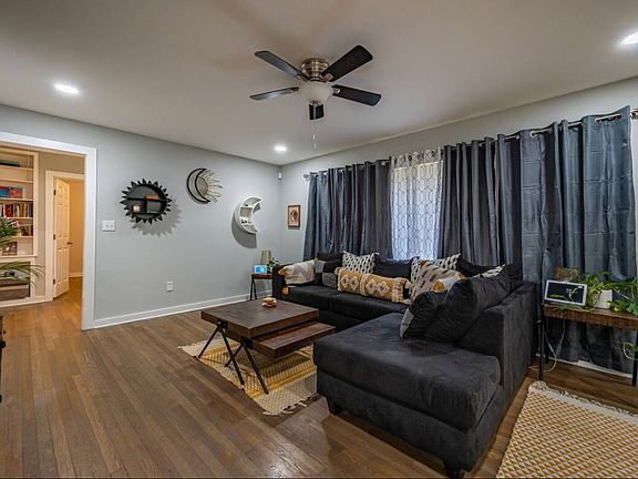 5th image of 385 Carey Dr SE
