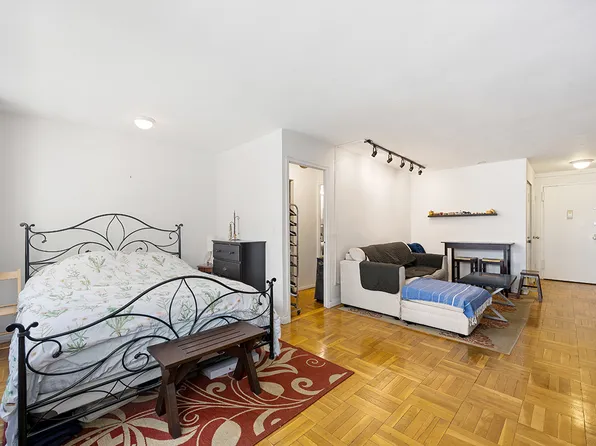 209 East 56th Street image 4 of 8