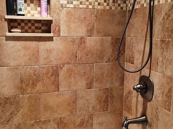 Bronze finishings , so nice!