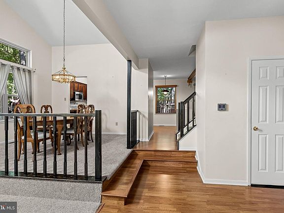 4th image of 8 Chatham Dr