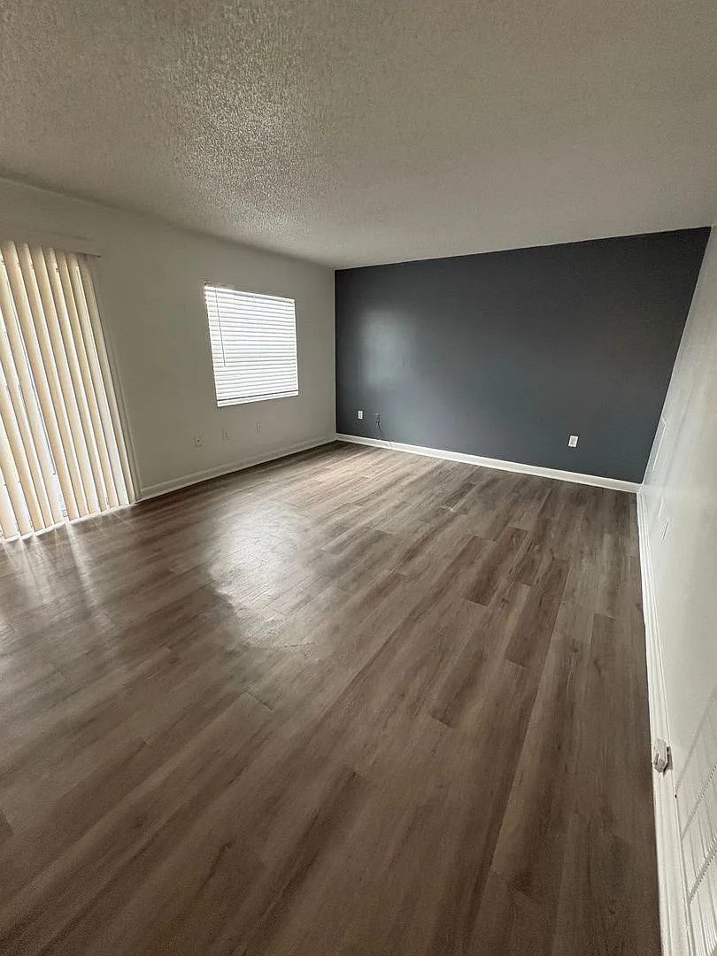 Stylish Condo 2 Beds and 1 Bath Near UCF with Resort-Style Amenities & Screened Patio! — Photo 3