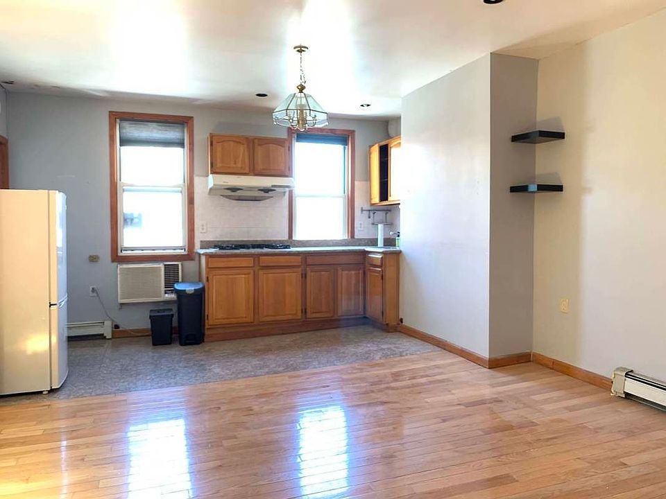 1st image of 212 Bedford Ave #3L