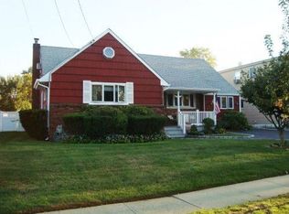 20 Leeds Ln, North Babylon, NY 11703