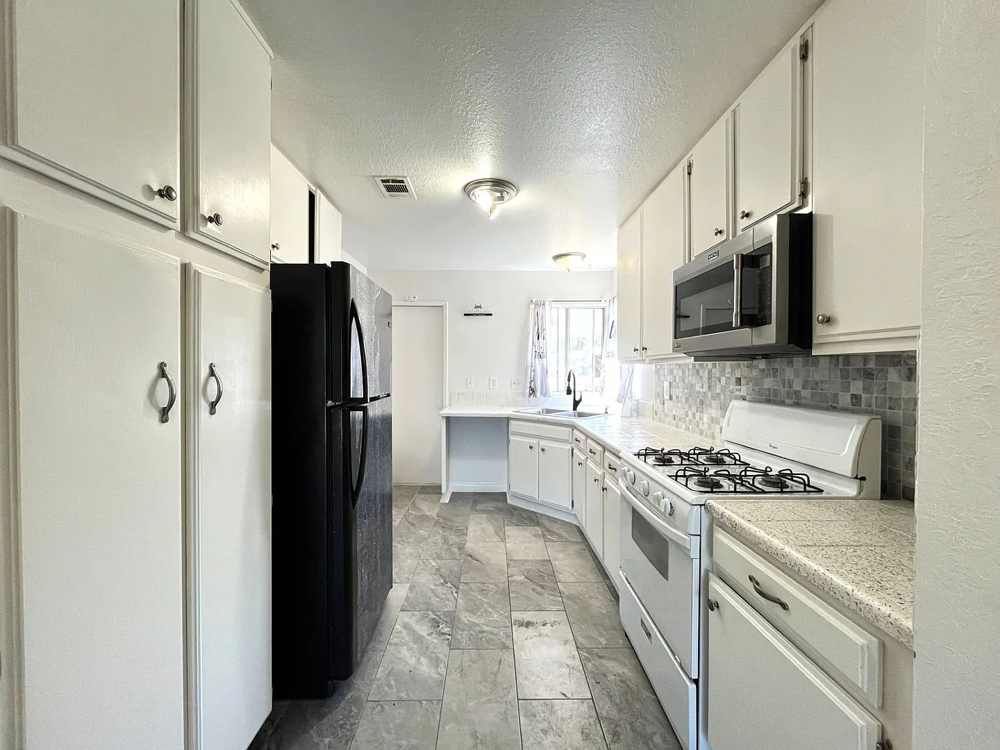 5 Bed, 3 Bath in Highland, CA! — Photo 3