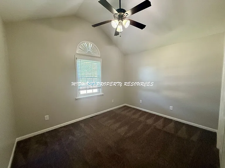 1209 SE Bridgehampton Way — Photo 13