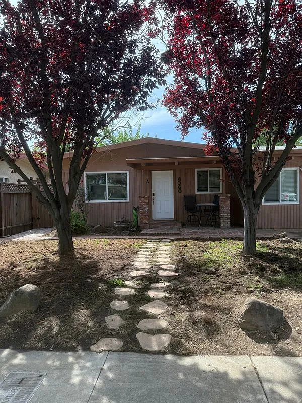 3 bed, 1.0 bath, 1013 sqft, $2,400 — Photo 2