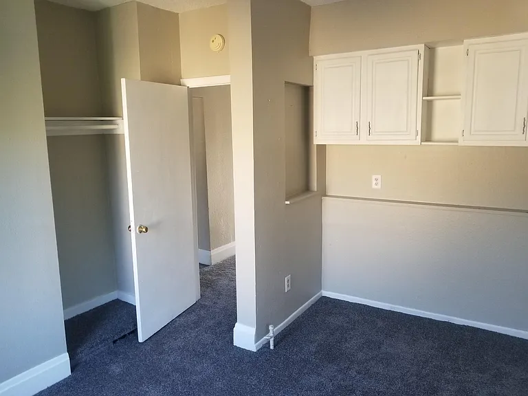 2220 Carpenter Ave — Photo 3