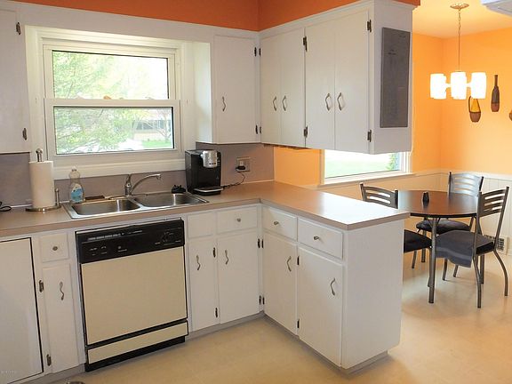 4th image of 3918 40th St SW