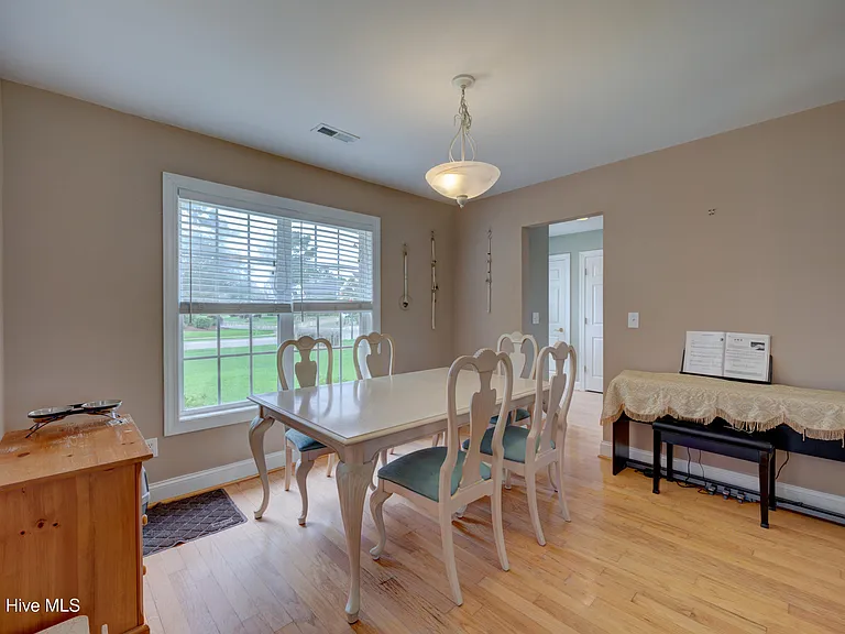 1511 Edgefield Ct — Photo 4