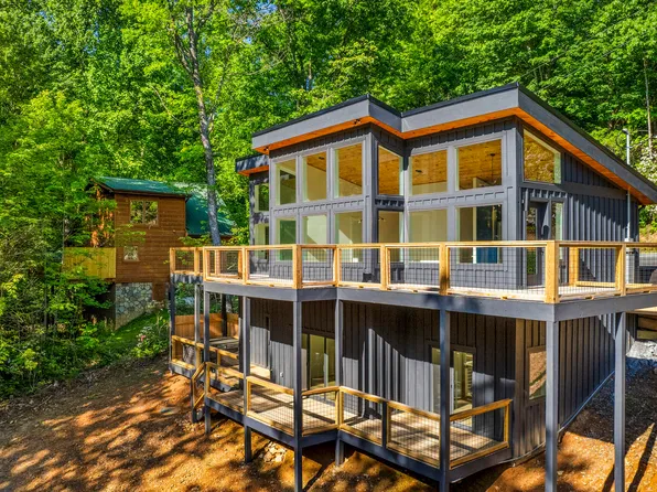 2257 Beach Front Dr, Sevierville, TN 37876