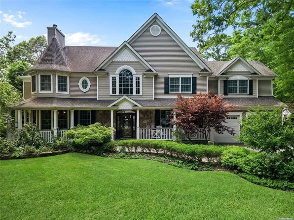 100 Elliot Avenue, Lake Grove, NY 11755