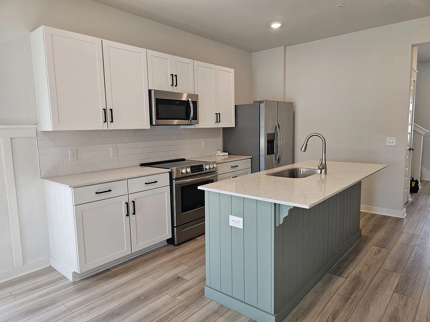 Move-In Ready End-Unit Townhome in Sawgrass West — Photo 2