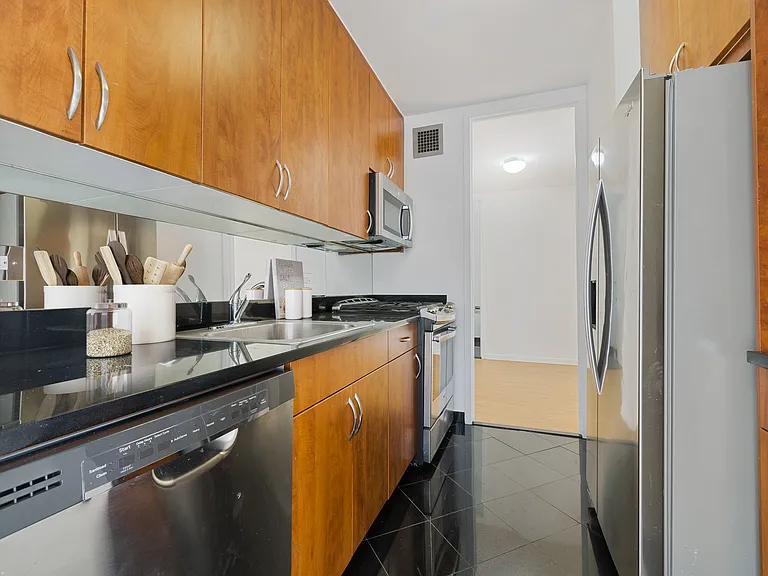 265 E 66th St #7F — Photo 12