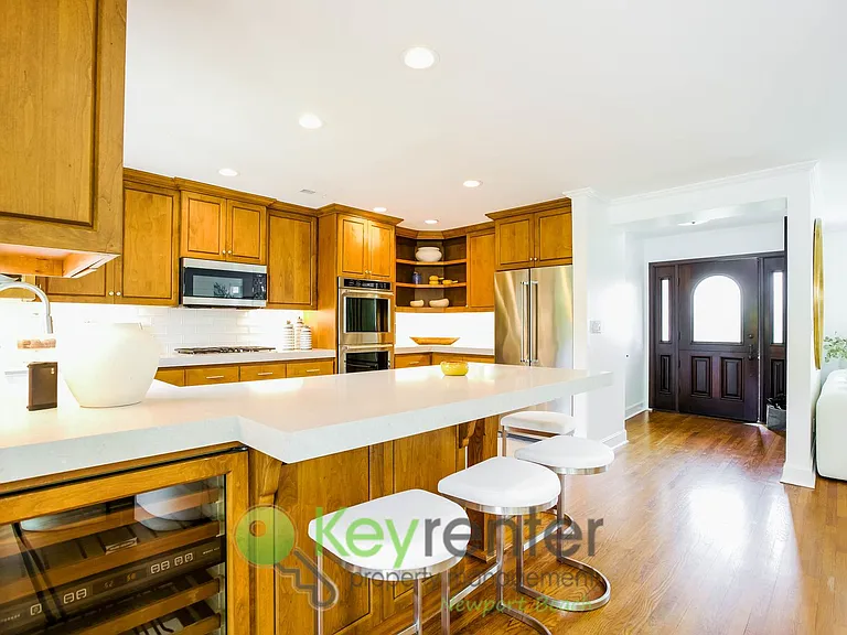 453 Seaward Rd — Photo 2