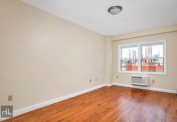 5th image of 1203 Jackson Ave APT 5F