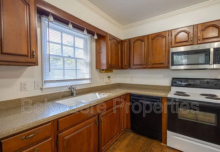 8 Barrett Pl — Photo 5