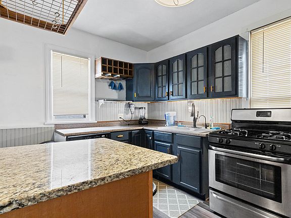 5th image of 608 Oak St