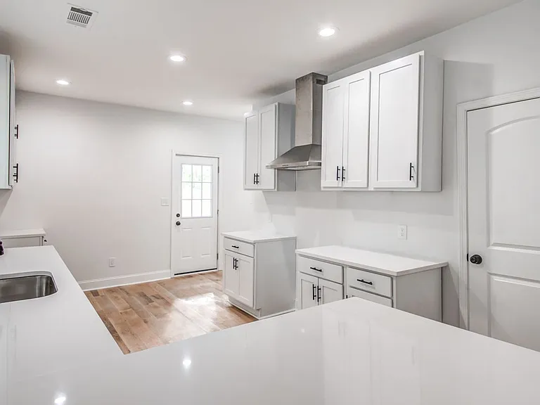1825 Young Ave — Photo 8