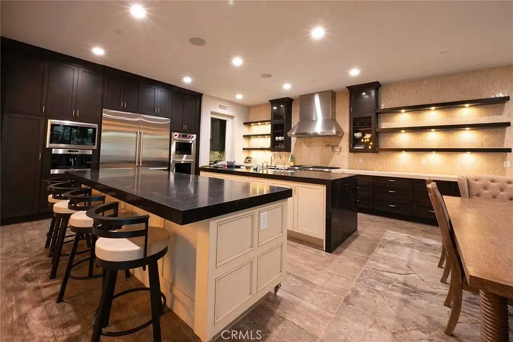 4 bed, 4.5 bath, 4930 sqft, $26,000 — Photo 4