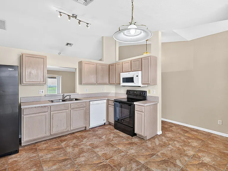 903 SE 5th Ave — Photo 3