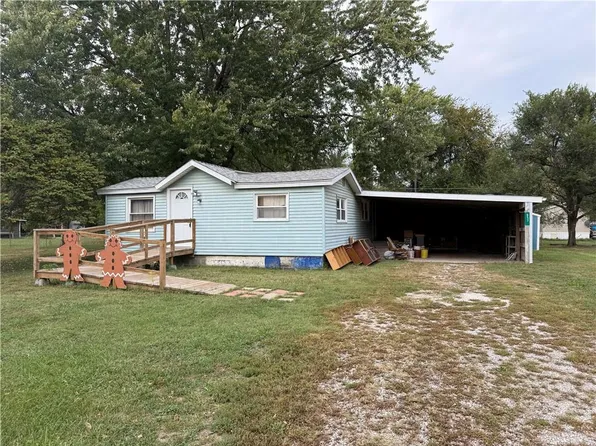 927 E Walton St, Ottawa, KS 66067