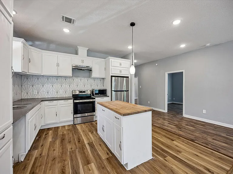 3025 Drew St — Photo 8